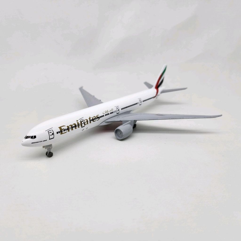 Diecast Pesawat Boeing 777 Emirates Airline 99% Metal Aircraft Model
