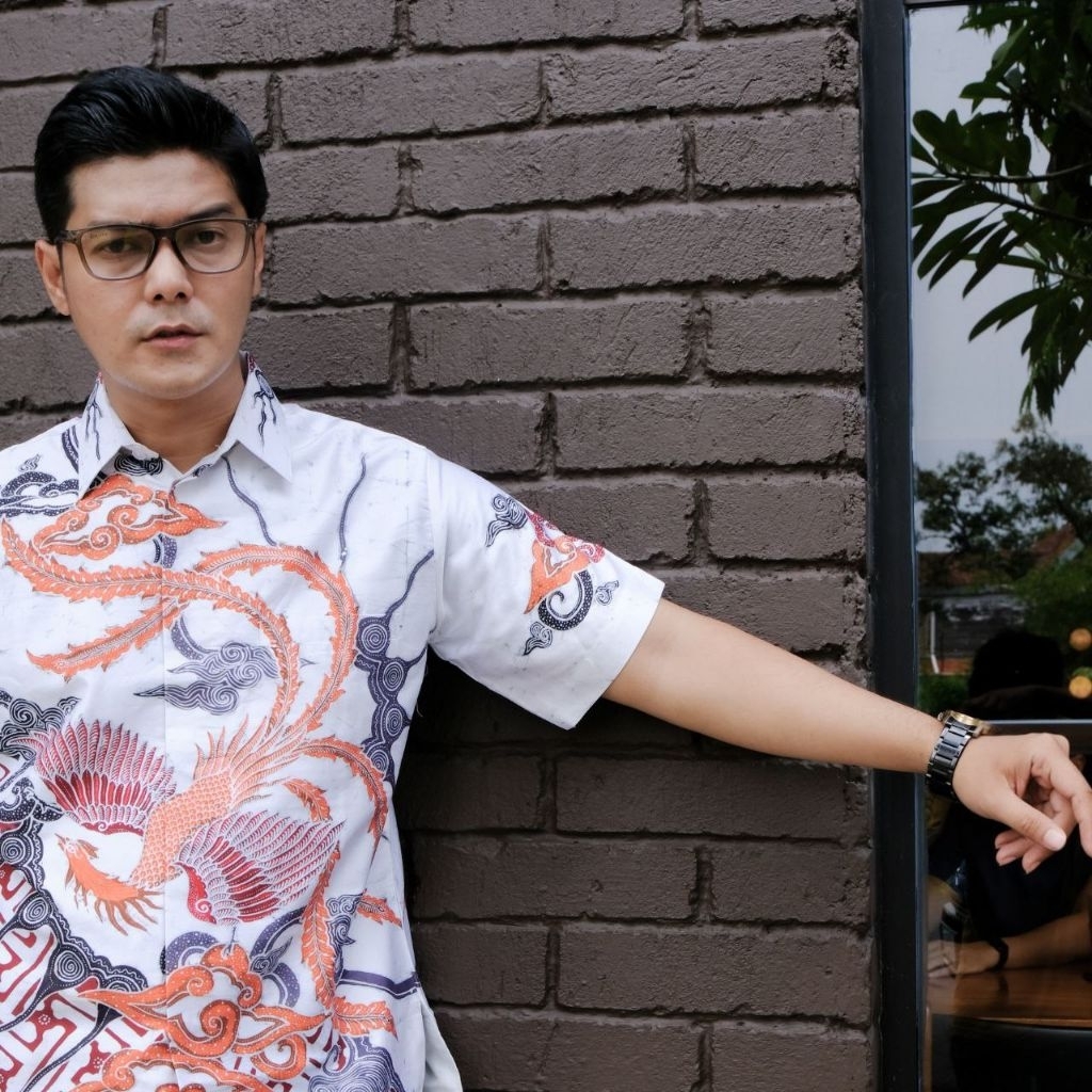 kemeja batik tulis pria lengan pendek dalam lapis furing kain satin motif