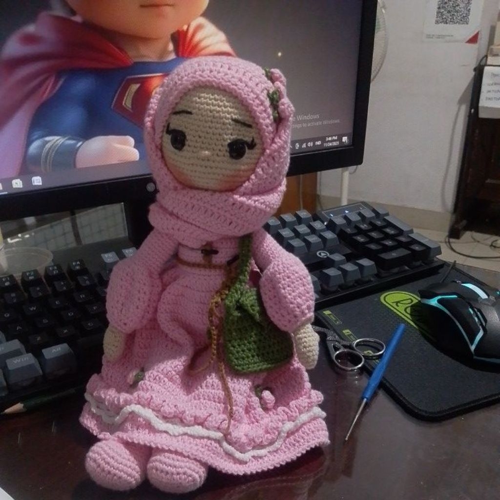 amigurumi hijab doll +/- 30cm (sudah 1 paket standing boneka dn kotak mikanya)