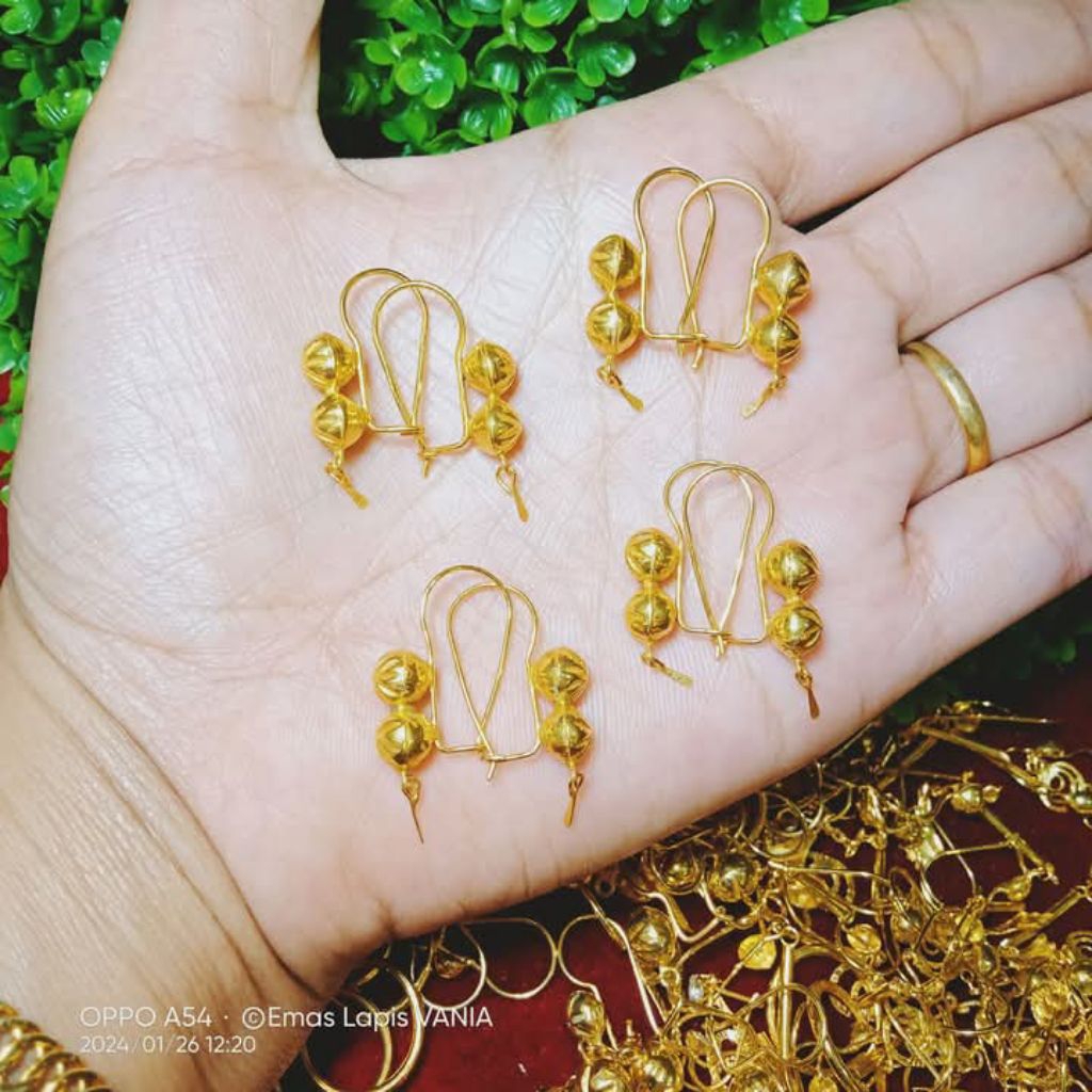 anting bola dewasa menyerupai emas asli