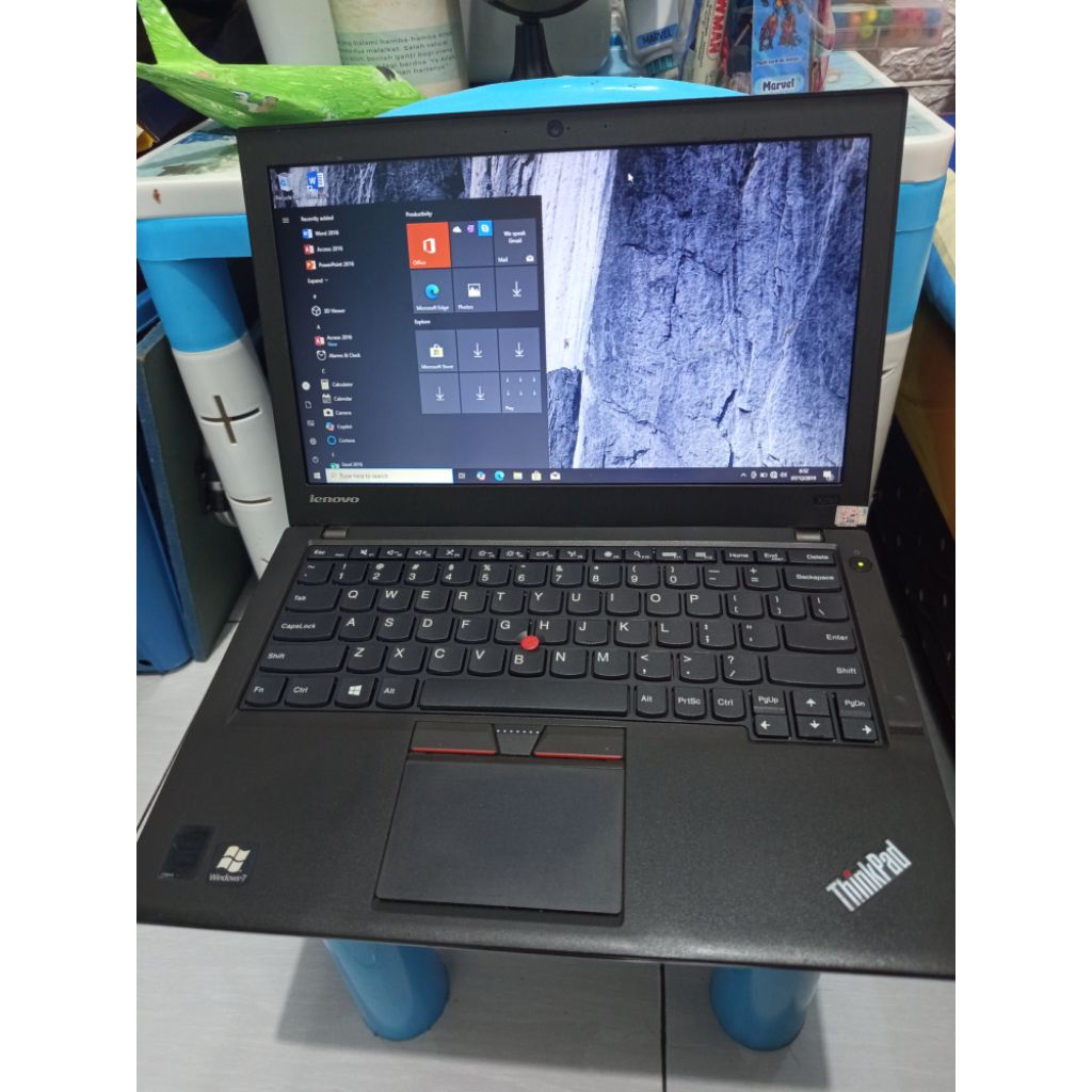 Laptop Lenovo Thinkpad x240 Core i3 Ram 8gb/SSD  . Lancar jaya