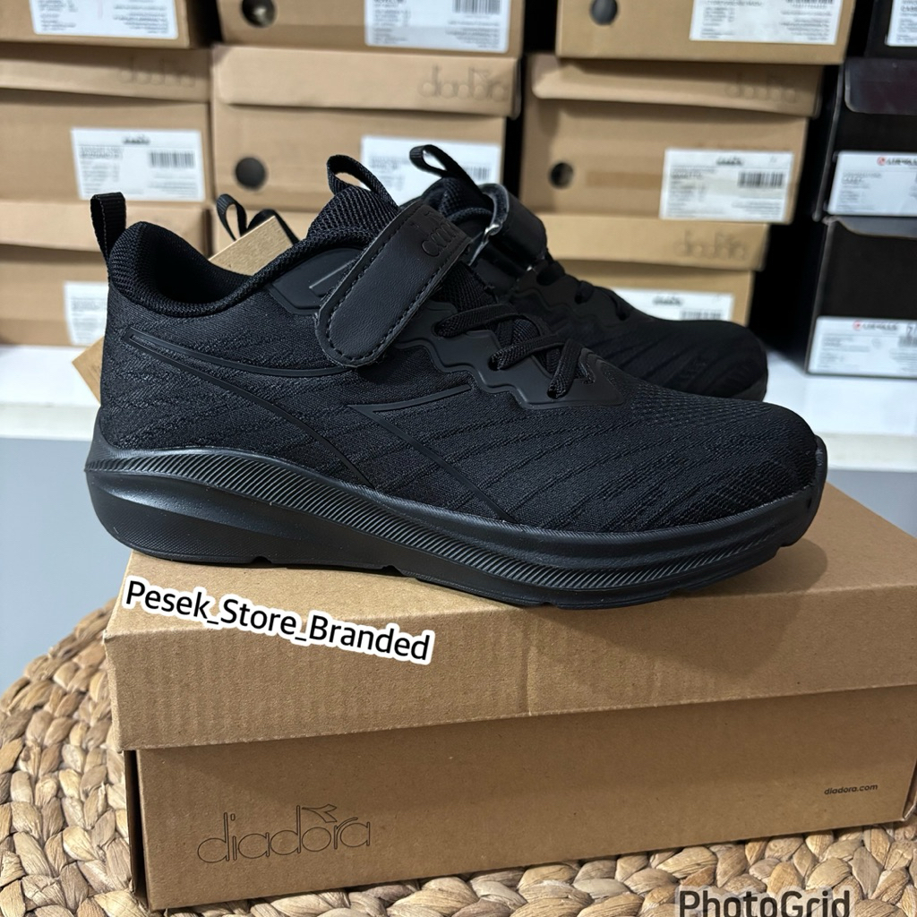 Sepatu Diadora anak Nazuke Jr hitam size 30,31,32,33,35 original