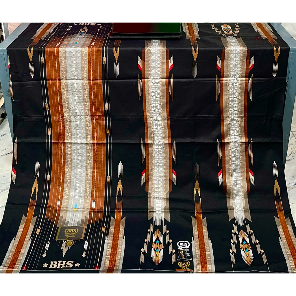 Sarung bhs signature type sgc grade gold motif timbul songket dan masih ada jahit tengah nya, tentun