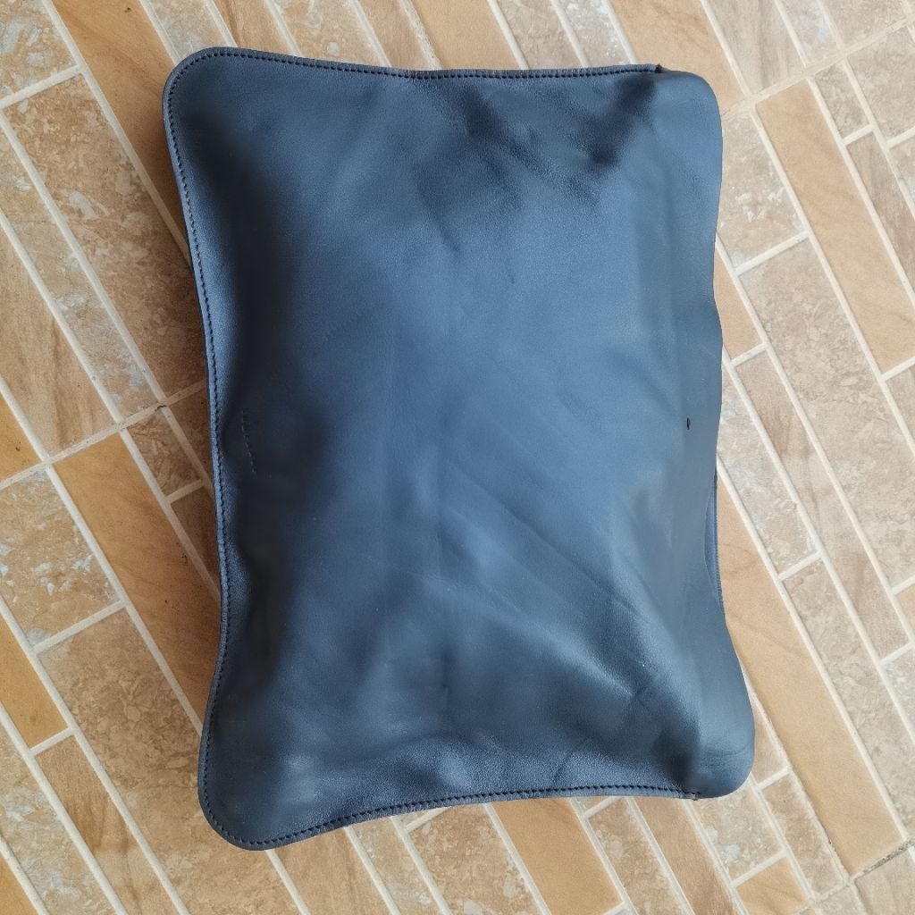 A505. TAS POUCH KULIT SAPI WARNA NAVY  PRELOVED