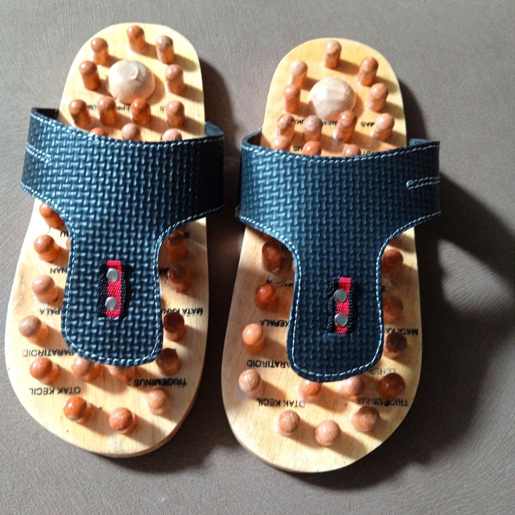 sandal refleksi telapak kaki, sandal kesehatan sandal kayu terapi
