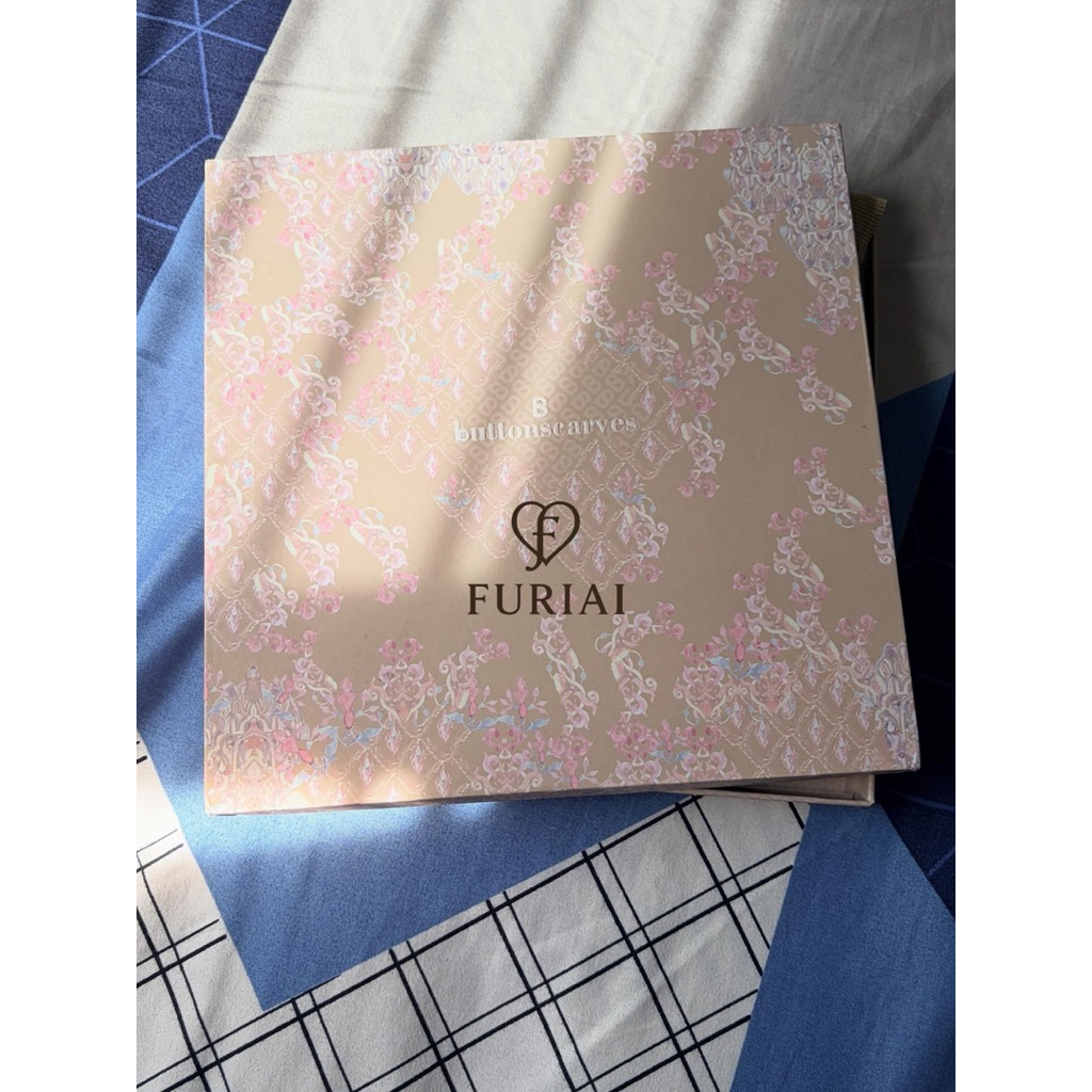 New Granada Pleated Shawl Buttonscraves