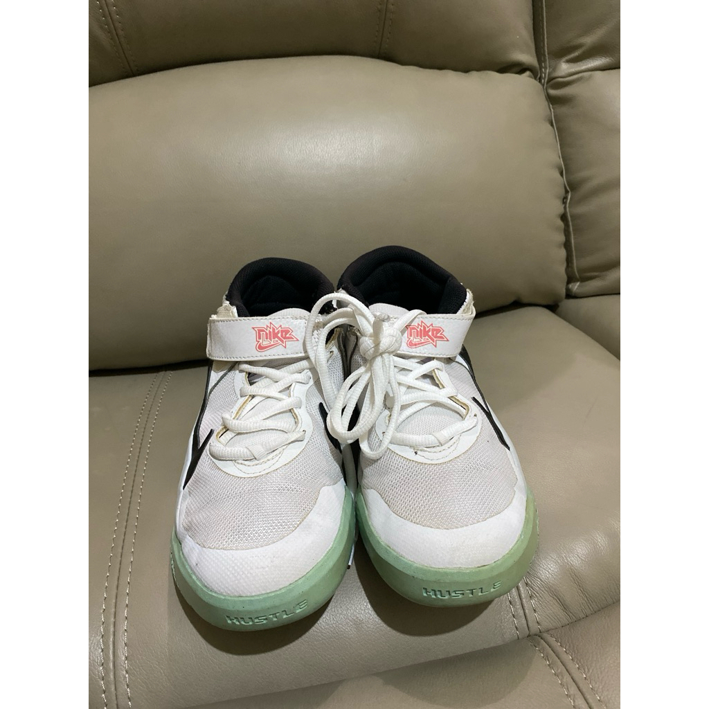 sepatu nike team hustle D10 flyEase low white