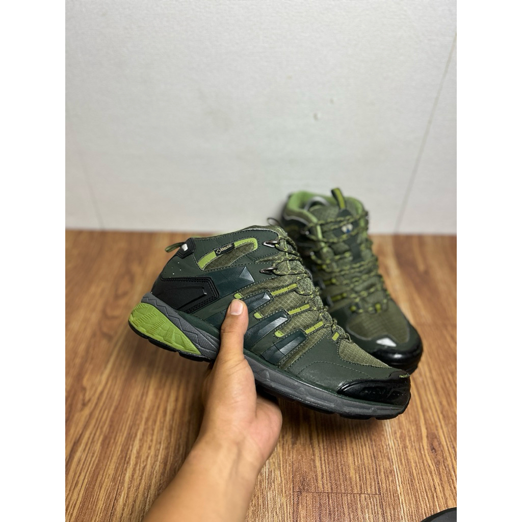 sepatu gunung second mont bell