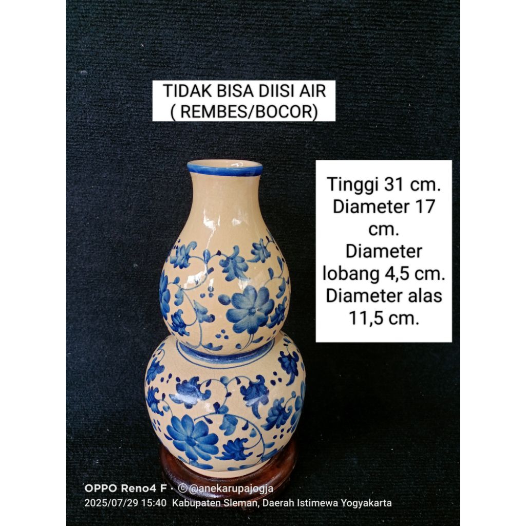 vas bejana keramik lukis bunga biru dengan kaki kayu