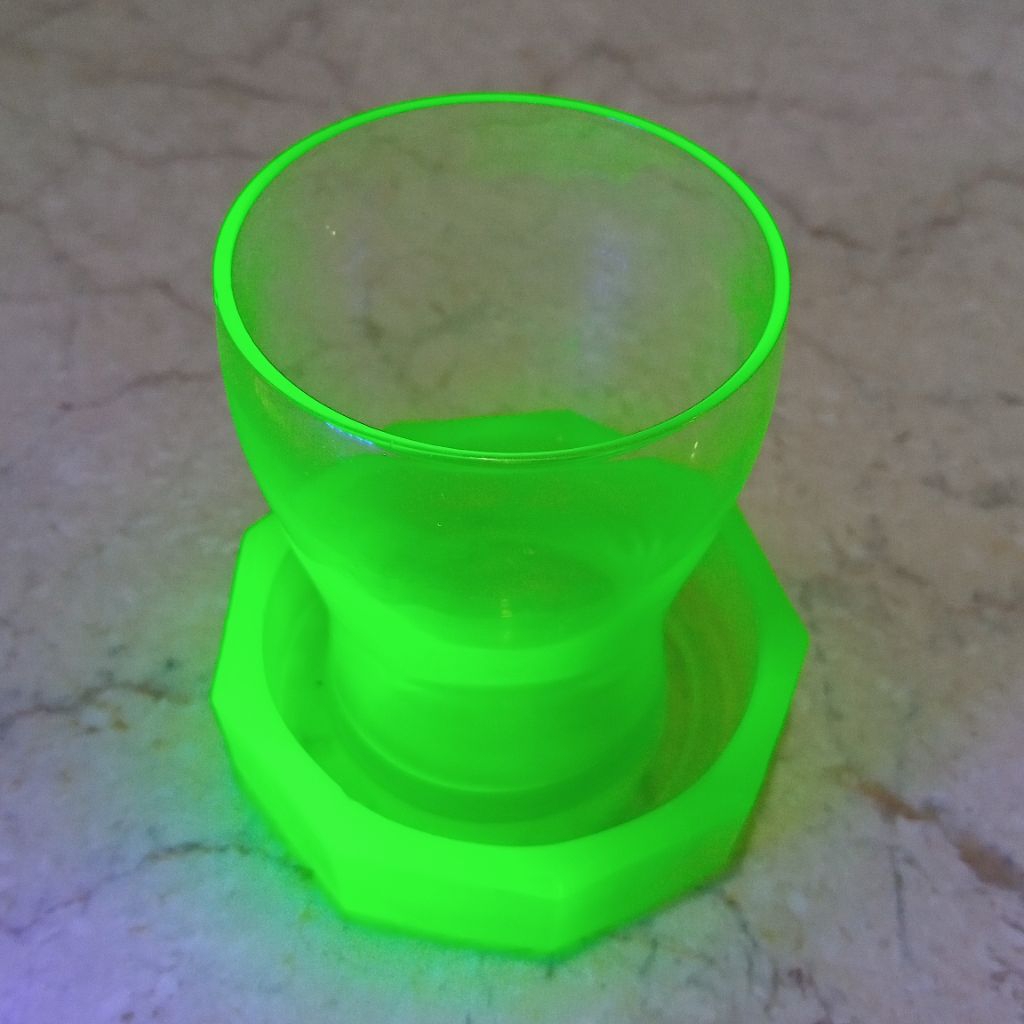 Pajangan set gelas dan lepek antik menyala bahan kaca uranium tua warna hijau vaseline