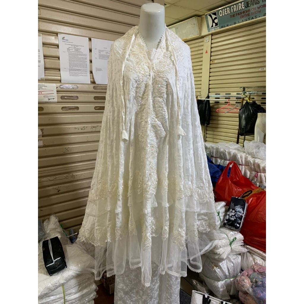 Mukena Lace Bahan dalaman sutra silk Bahan luar lace brokat premium Dengan warna putih dan krem akse