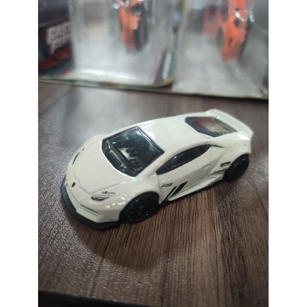 Hot wheels 1/64 Lamborghini huracan lbwk
