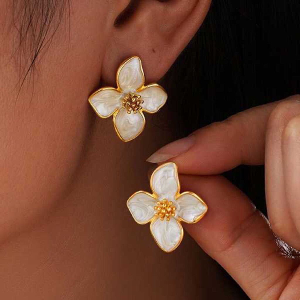 anting bunga putih