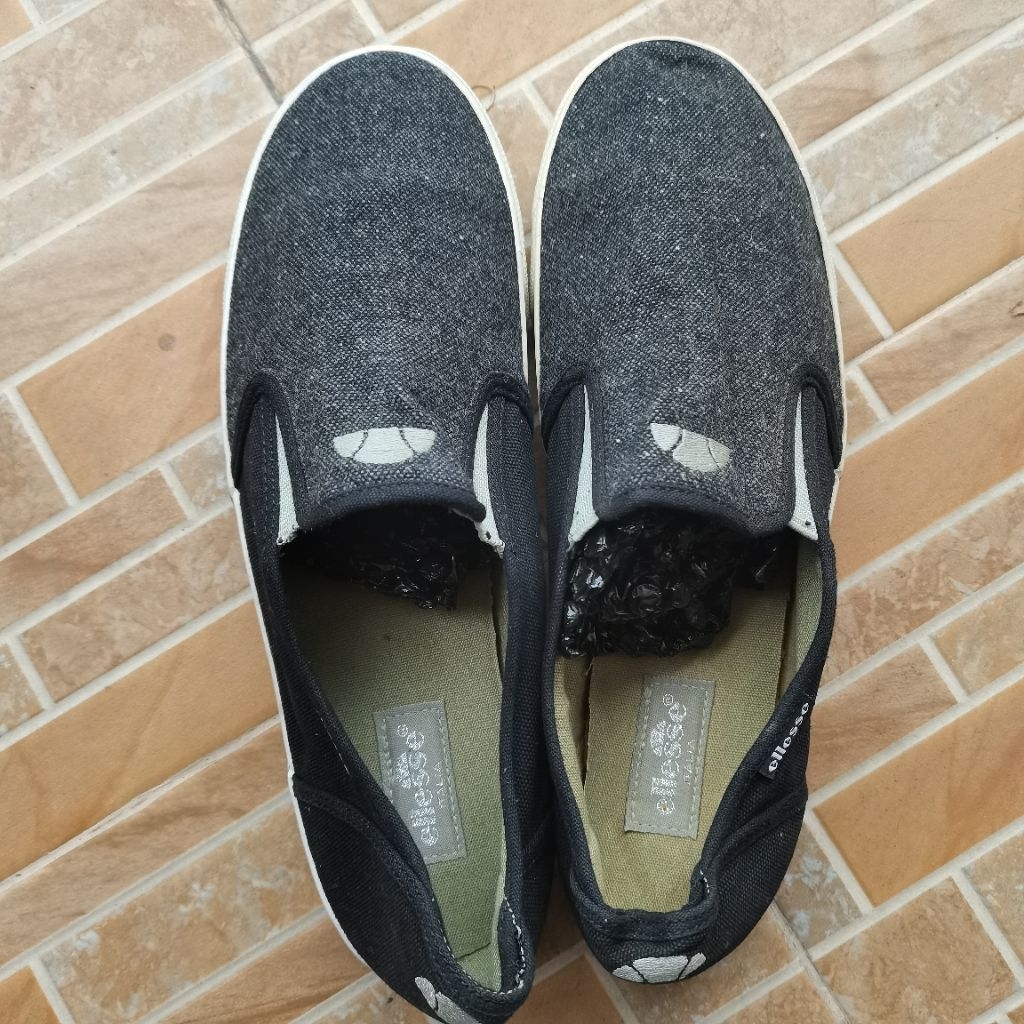 1075. SEPATU SLIPON ELLESSE CANVAS SIZE 42   RELOVED
