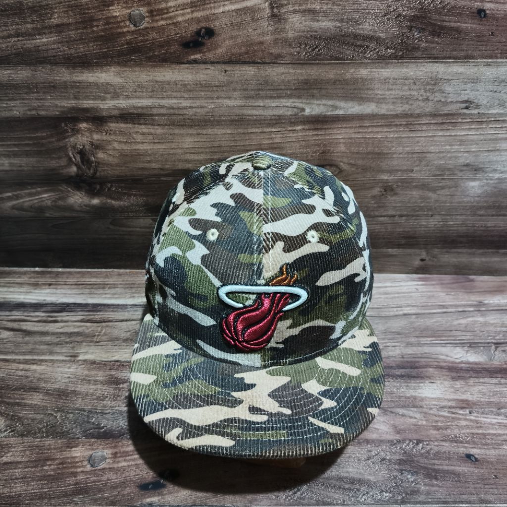 Topi snapback new era miami head logo corduroy camo