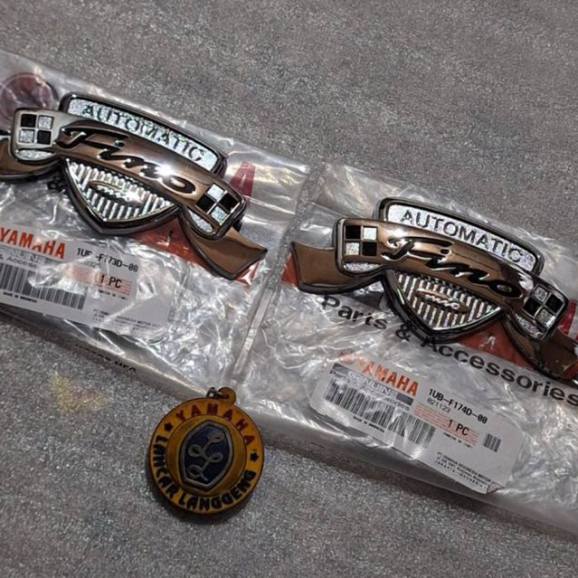 EMBLEM 3D FINO / BODI KANAN / KIRI YAMAHA FINO AUTOMATIC KARBU ORIGINAL YGP 1UB-F173D/4D-00