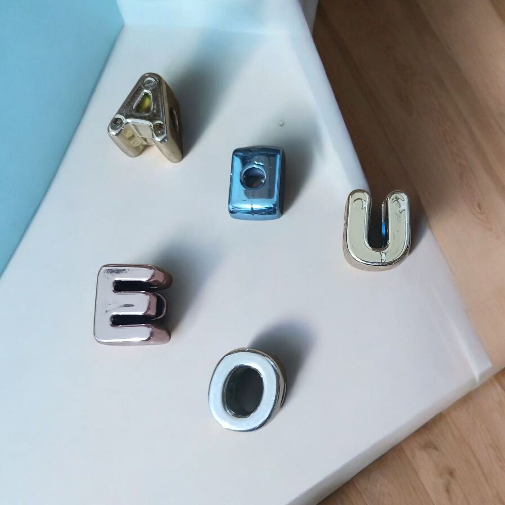 Manik huruf silver AIUEO isi 95+||Beads alfabet silver AIUEO