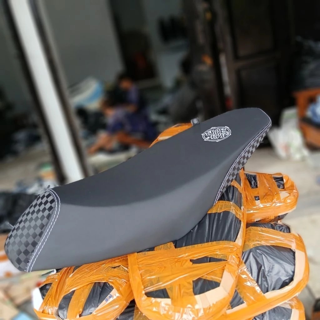 jok roadrace Jupiter z1 arvi signature kombinasi catur 3D - jok Jupiter z1 motif catur logo arvi roa