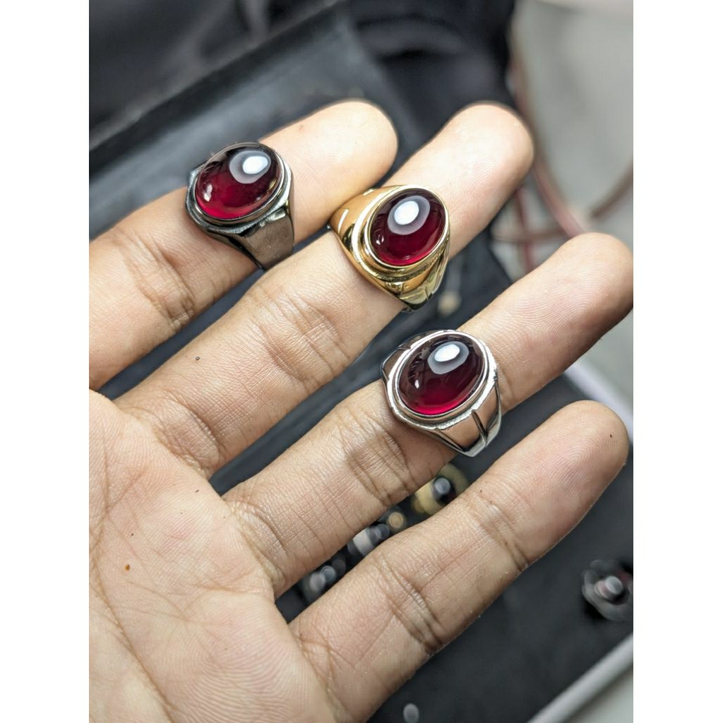 NATURAL GLASS MERAH SIAM RING TITANIUM