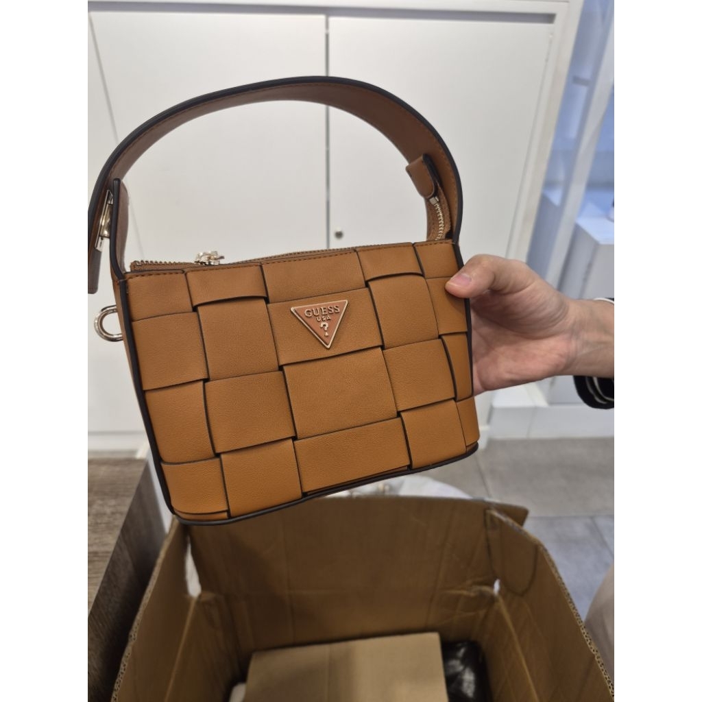 tas guess top handle kecil anyam