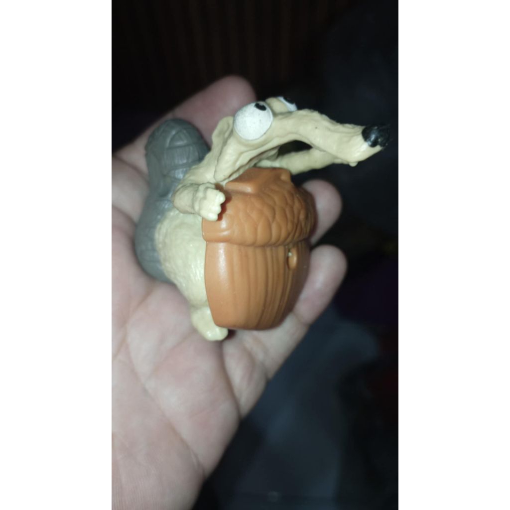 figure tupai ice age happy meal bekas