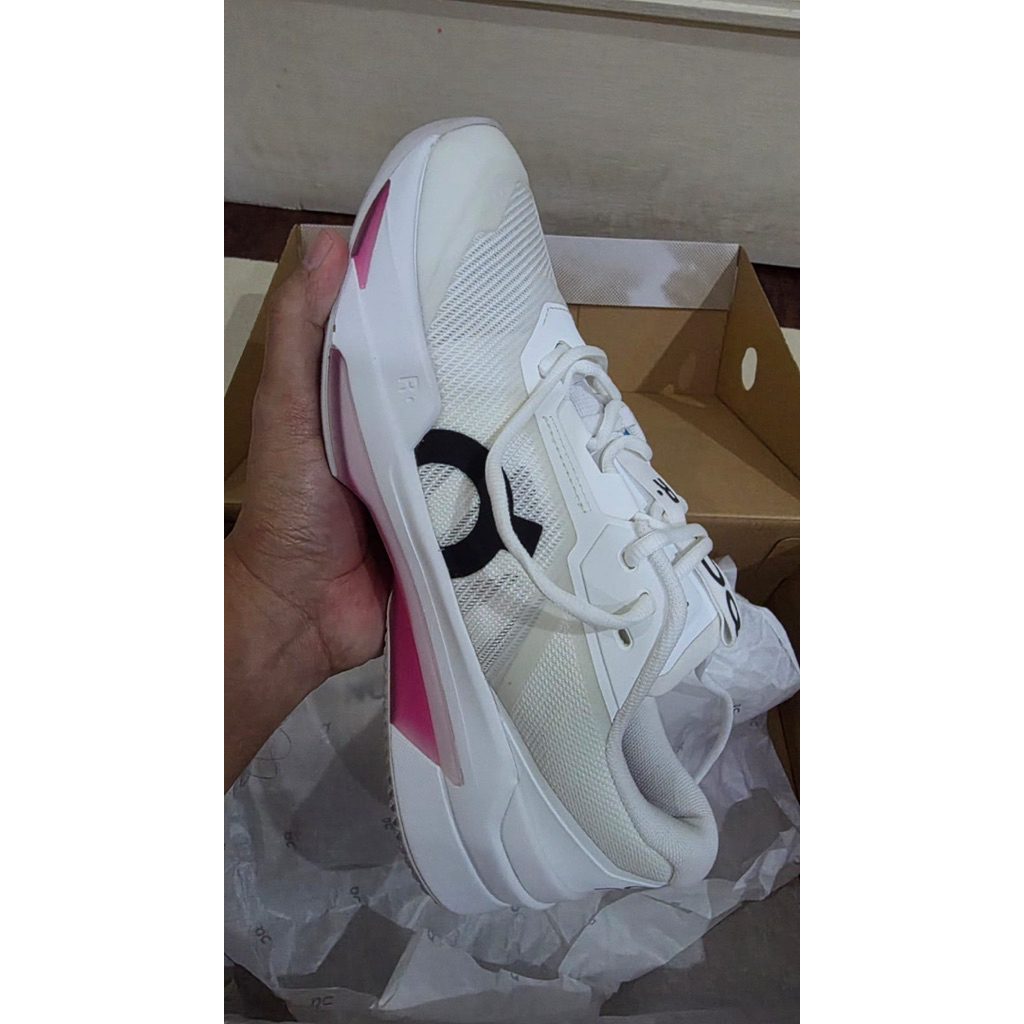 Sepatu On the Roger pro fire