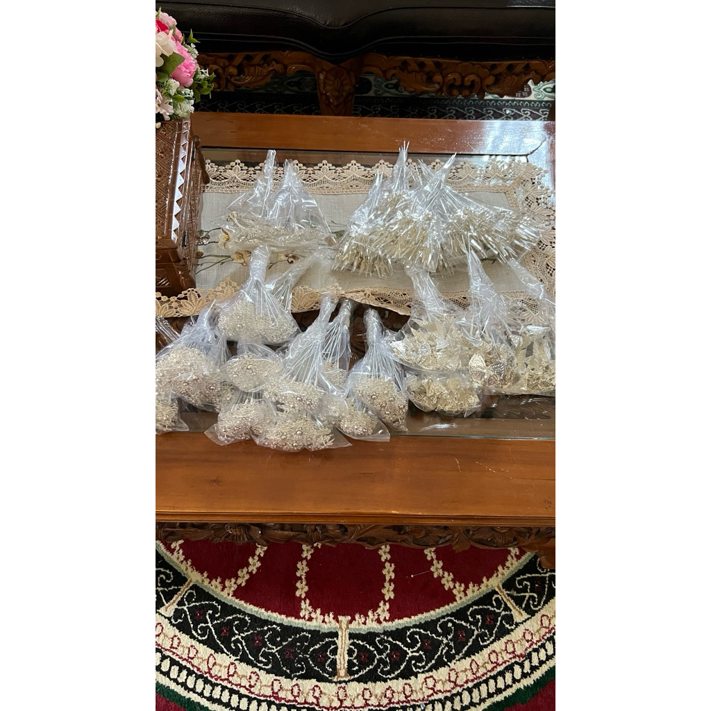 Suntiang tusuk warna silver ukuran menengah