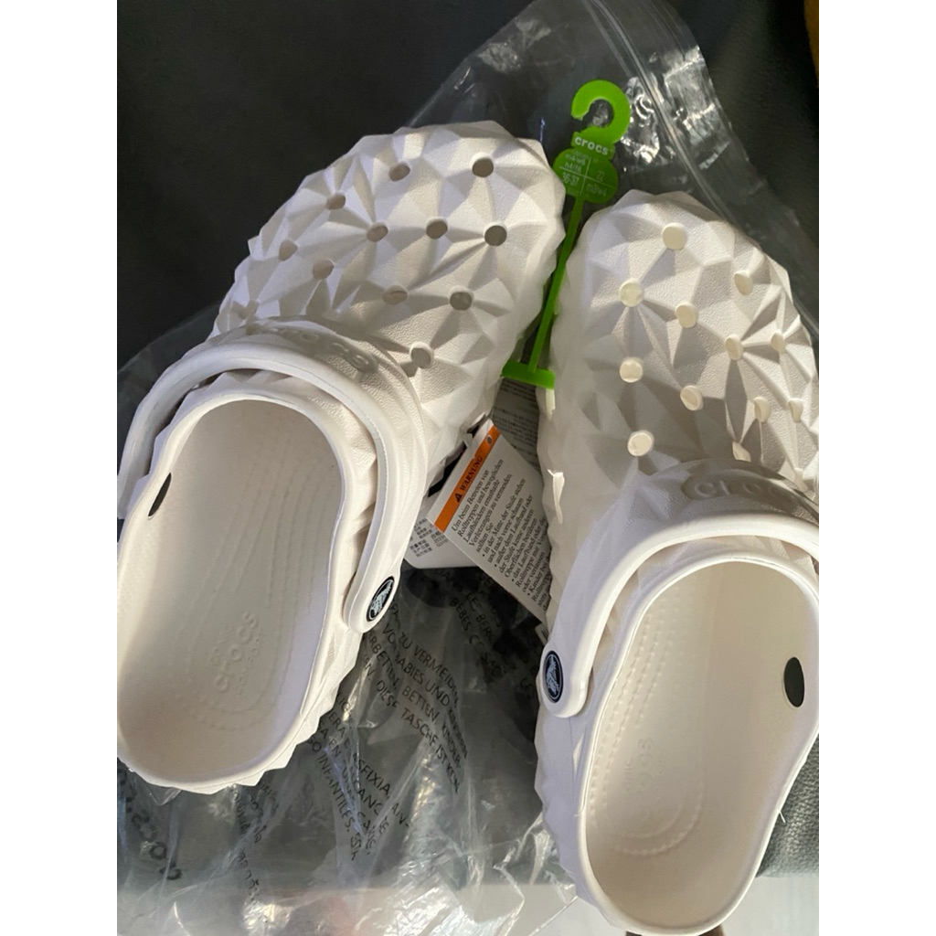 preloved sendal crocs geometric white