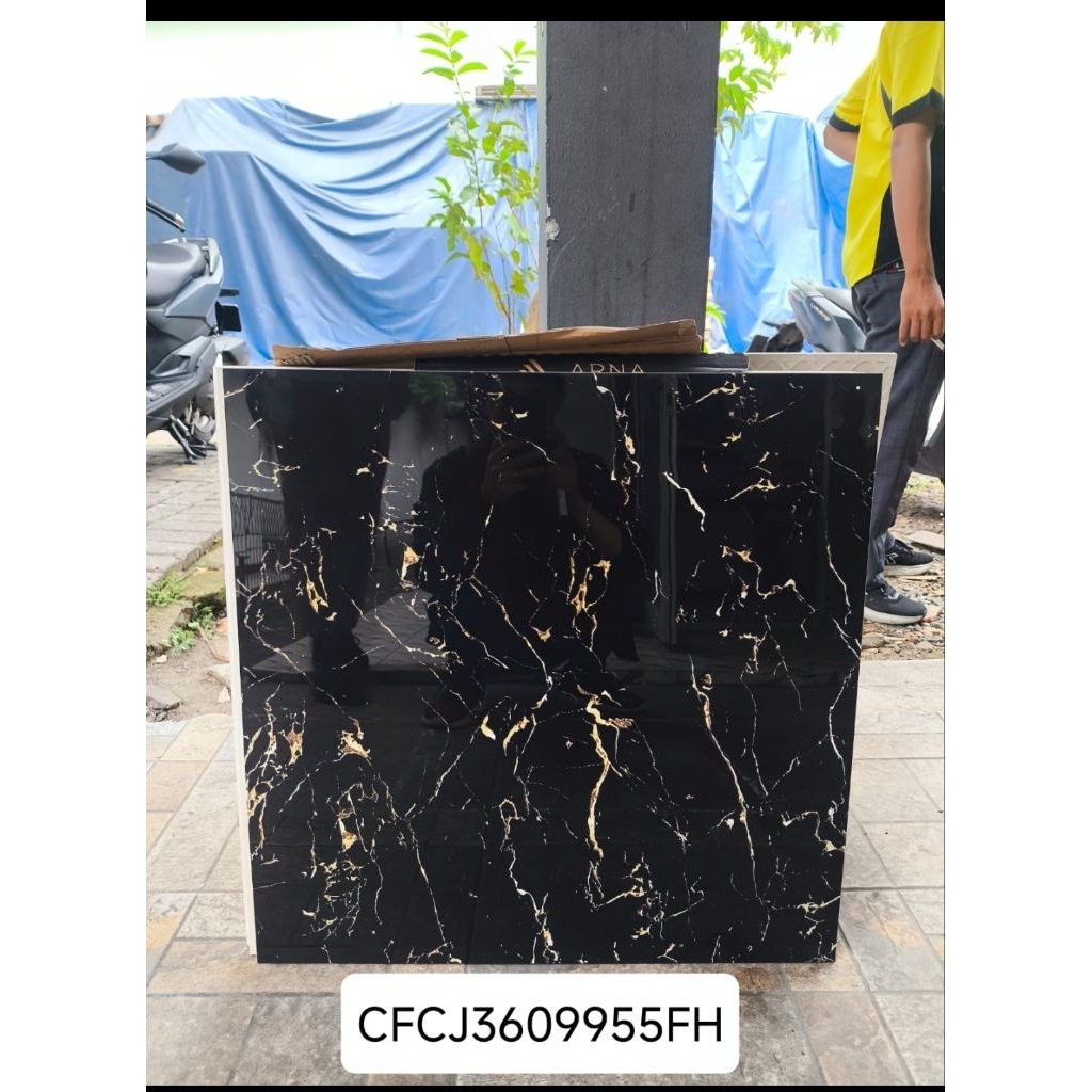 Granit Ceranosa CFCJ3609955FH hitam garis putih glossy 60x60 kw 1