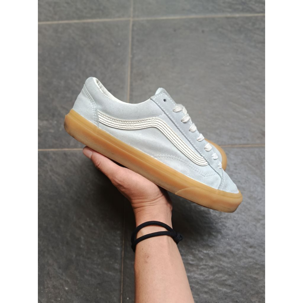 sepatu casual vans suede