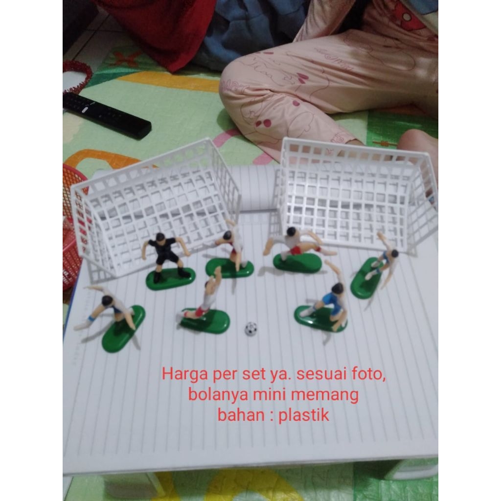 Miniatur Gawang Sepak Bola Beserta Tujuh Pemain Sepak Bola