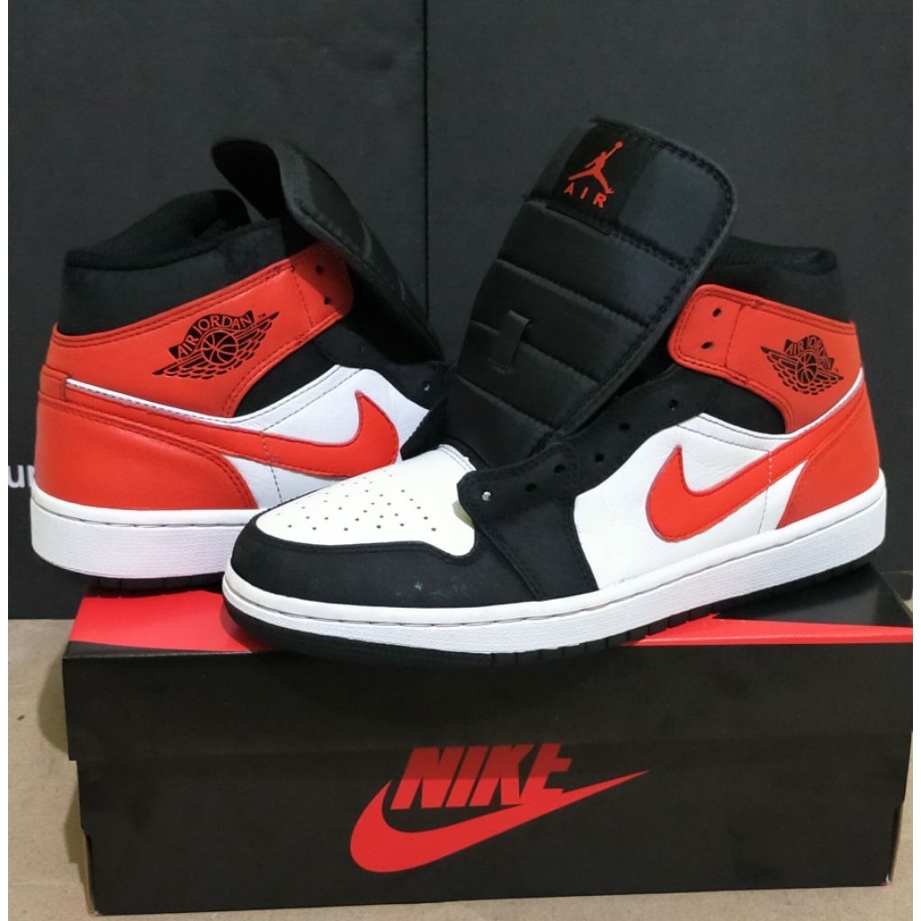 Air Jordan 1 Mid 'Shattered Backboard'.