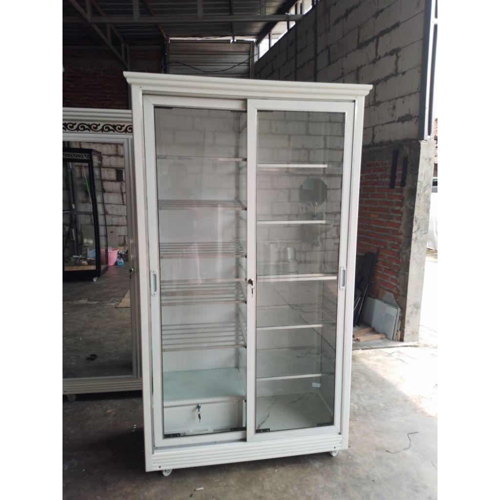 Lemari hias koleksi Tas Dan Sepatu bahan aluminium dan ACP pintu sleding