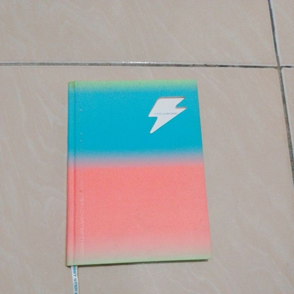 ALBUM TREASURE  OFFICIAL PRELOVED/BEKAS ALBUM ONLY