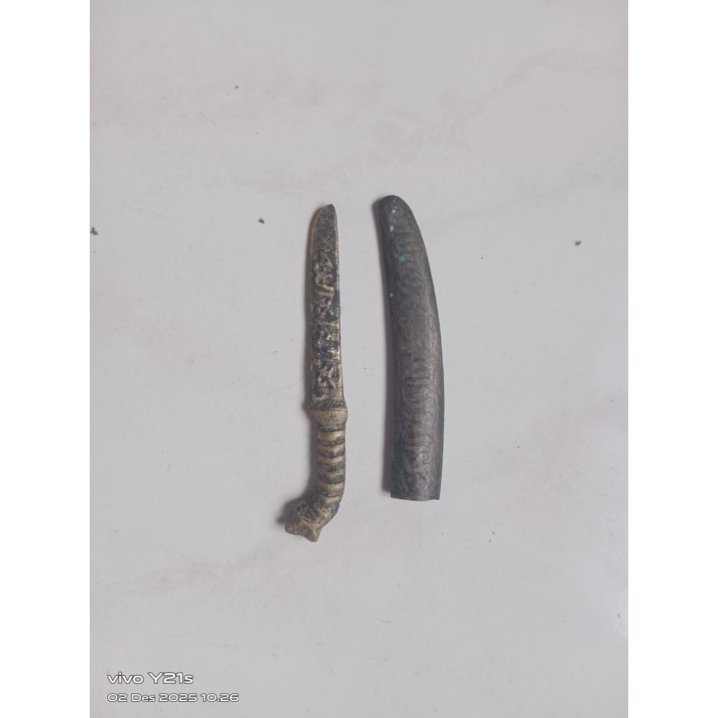 Jimat Kecil Kuningan Berajah Ukuran Panjang Hampir 7 CM