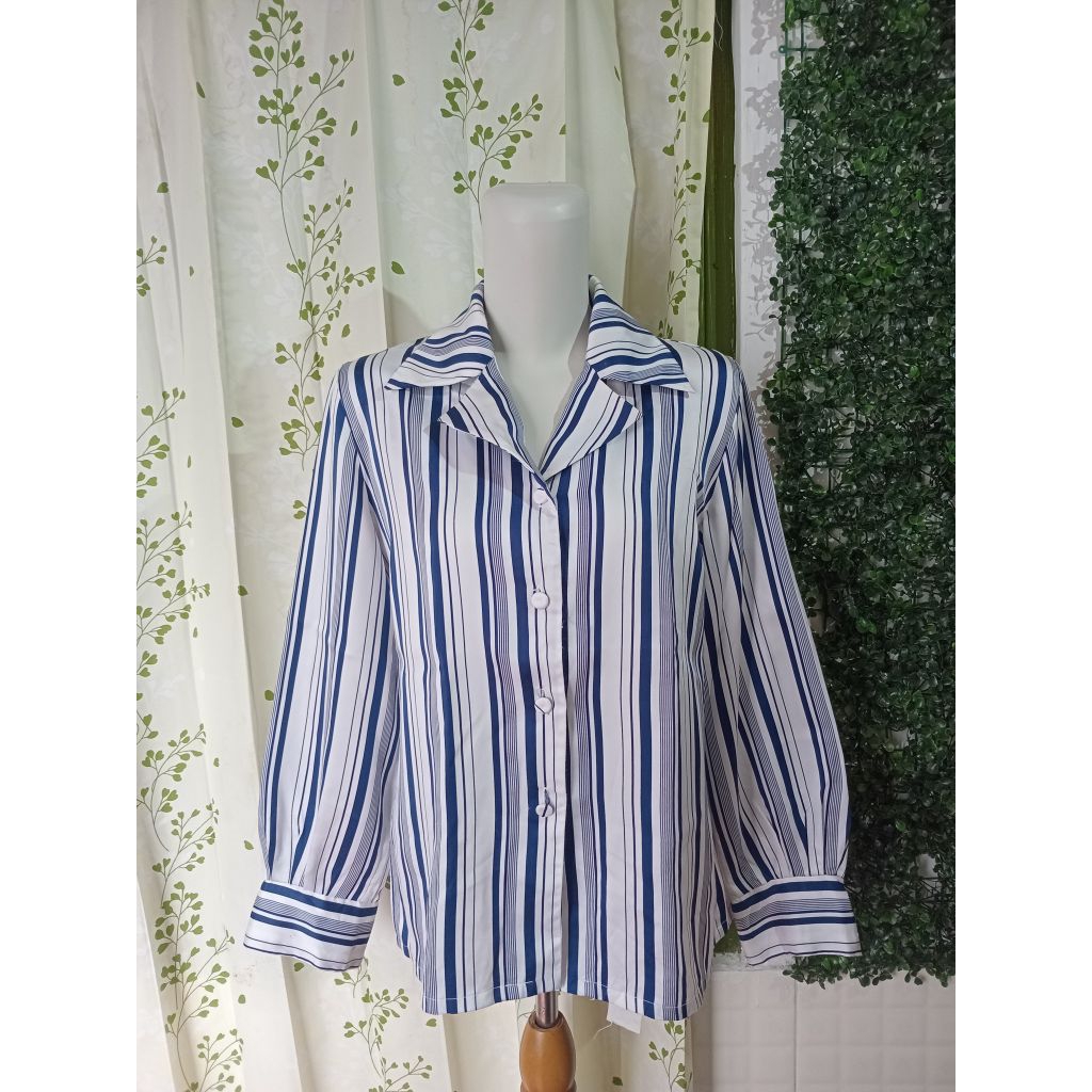 Kemeja satin wanita motif salur biru putih bahan satin lengan panjang