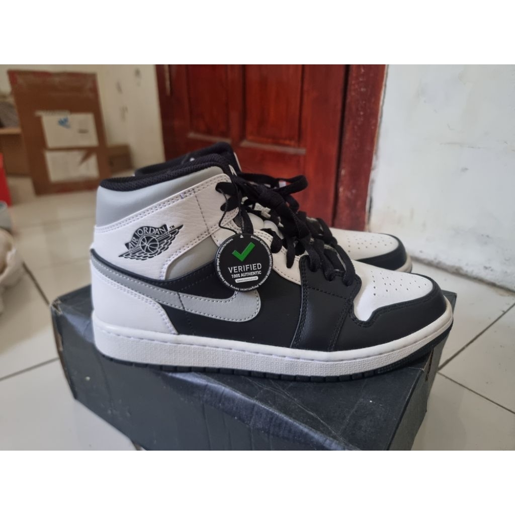 Air jordan mid white shadow