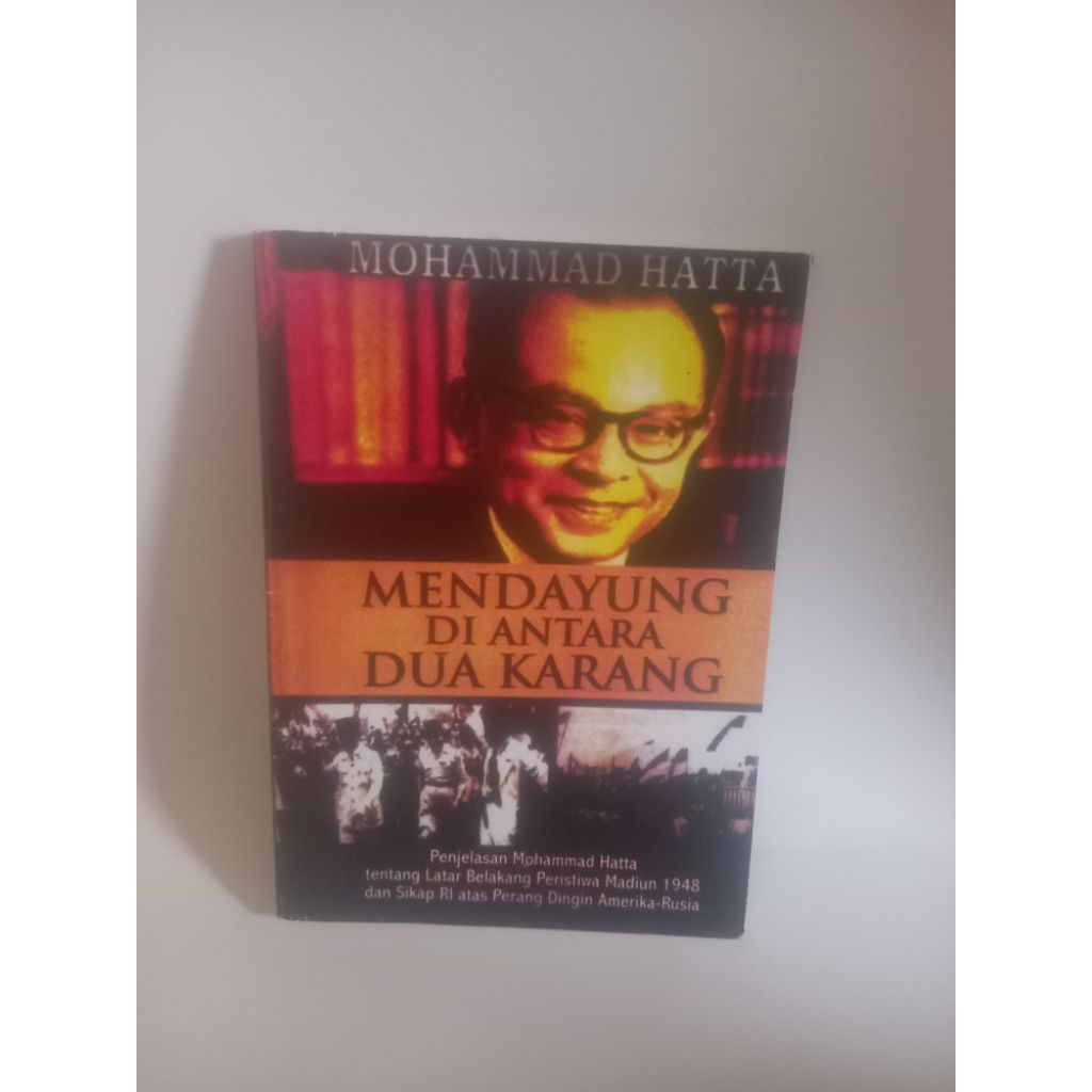 mendayung diantara dua karang by muhammad hatta