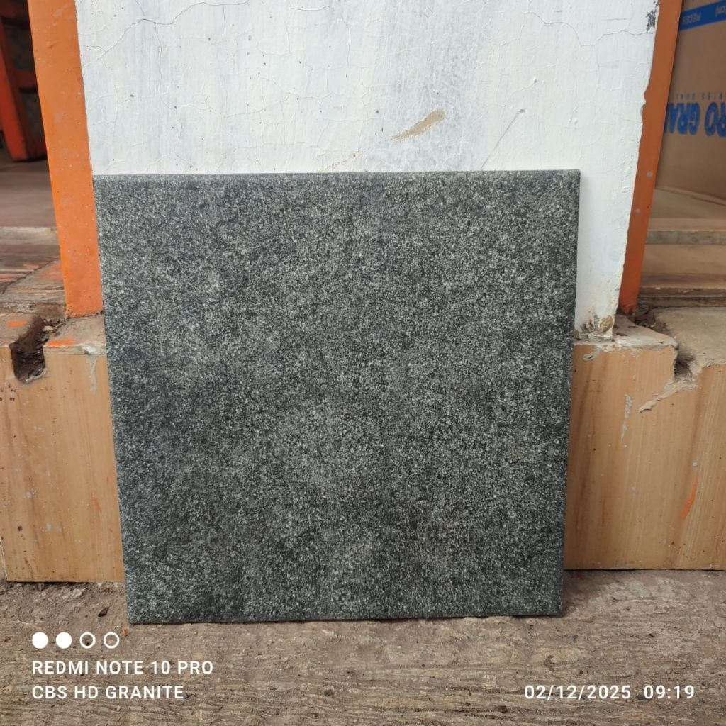 signatur keramik lantai ukuran 30x30 Everest Nero produk signature