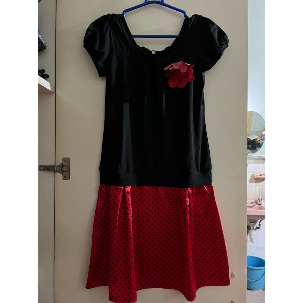 Dress Wanita Bahan Kaos Hitam Kombinasi Merah Satin Polkadot