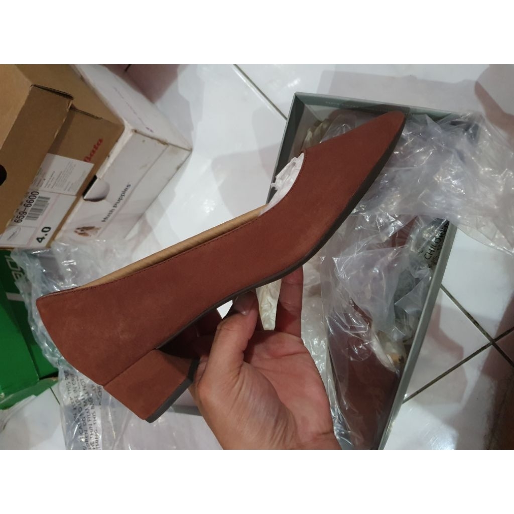 sepatu hak rendah untuk wanita merk Rockport