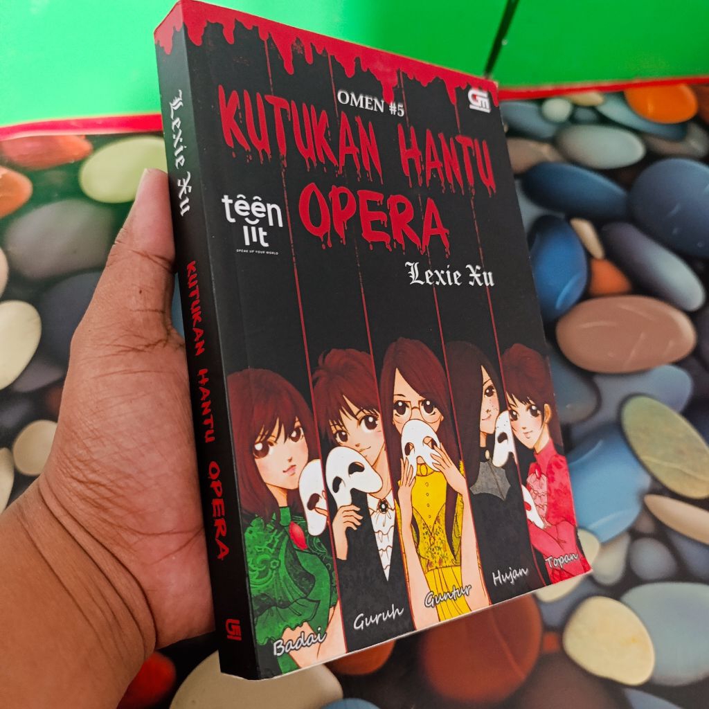 novel kutukan hantu opera - lexie xu omen 5 original