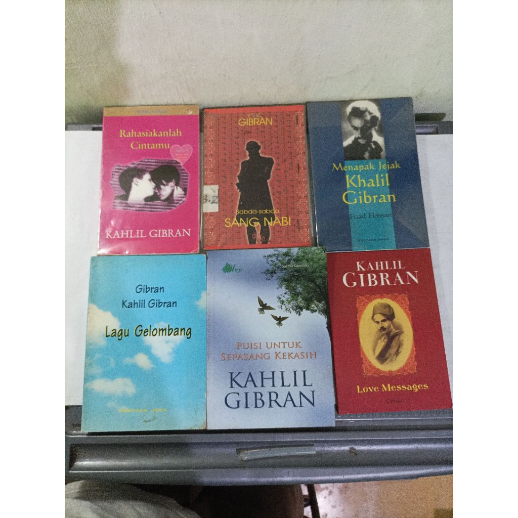 buku terjemahan Sabda Sabda sang nabi, rahasiakanlah cintamu, lagu gelombang, puisi untuk sepasang k