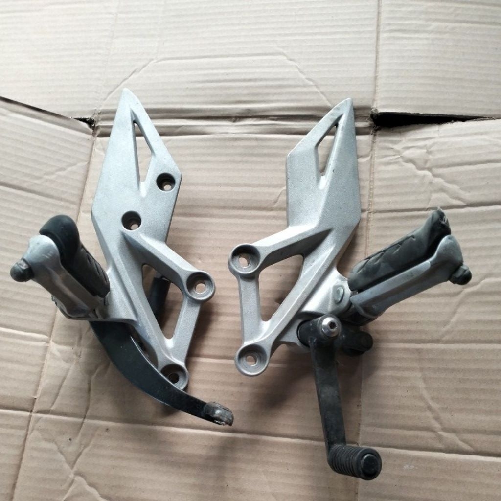 FOOTSTEP STEP DEPAN CBR150R K45G ORI
