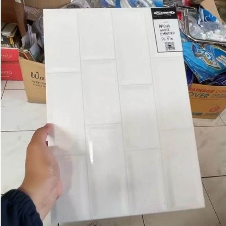 Keramik dinding 25x40 motif bata putih timbul nat cutting