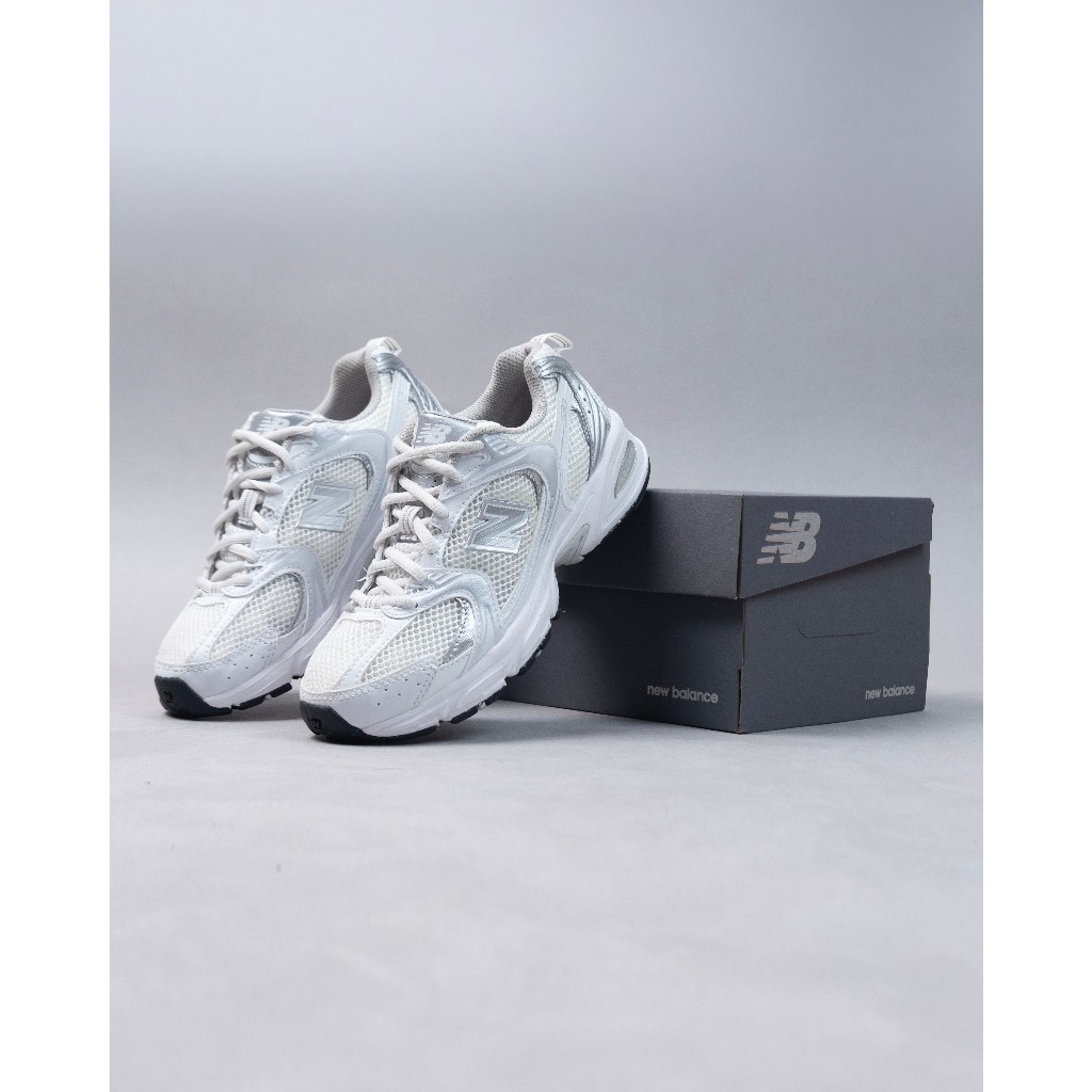 Sepatu Casual / New Balance 530 - WHITE SILVER BLACK OUTSOLE