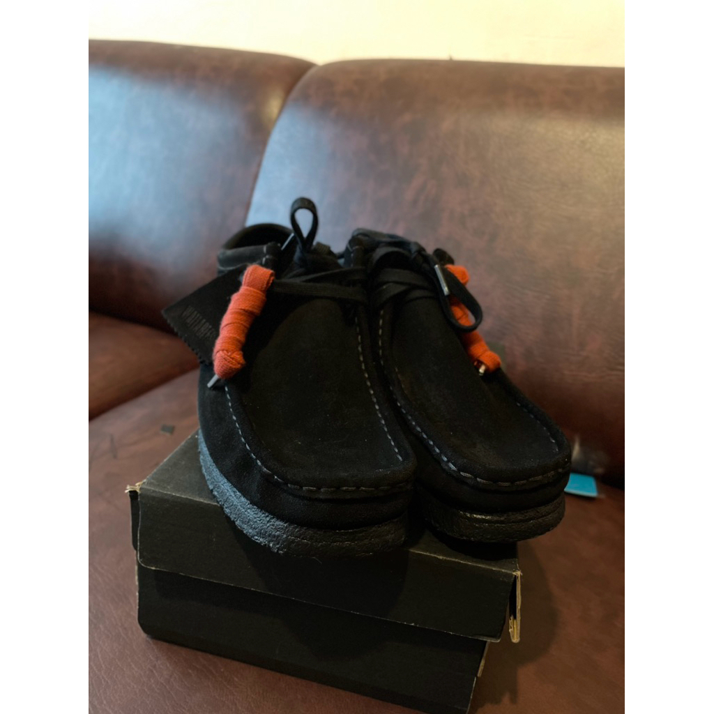 clarks wallabee black suede