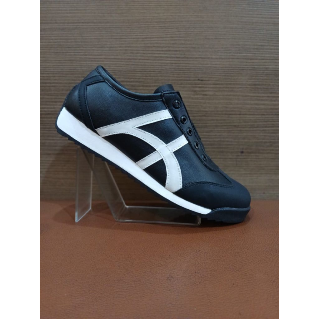 Sepatu Wanita Dewasa Spotty Brisa 02 Hitam