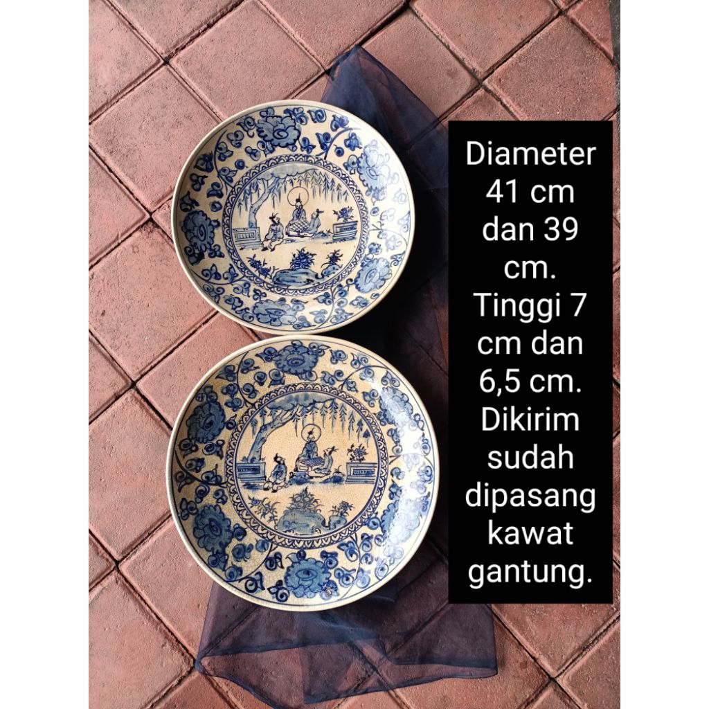 Diameter 41 cm an dan 39 cm an 2 buah piring keramik lukis gambar pendekar cina biru putih di buat s