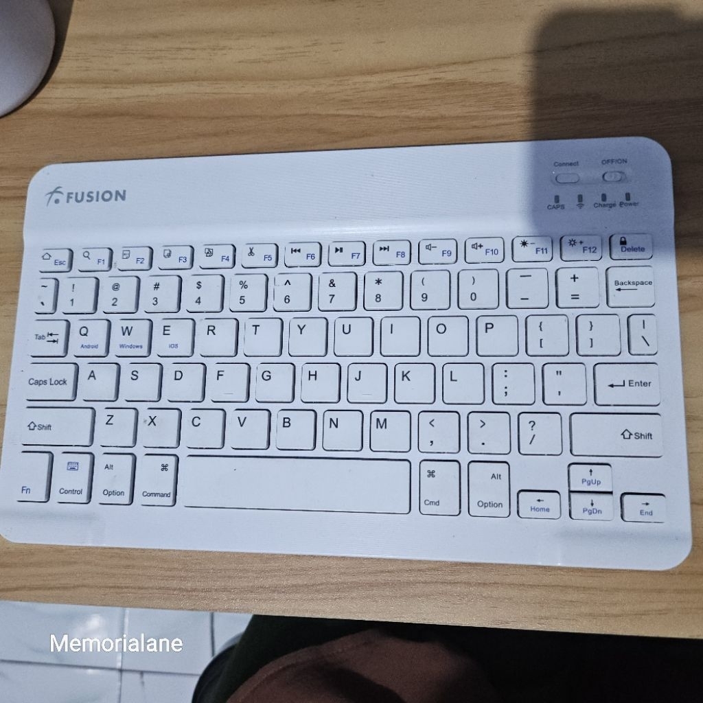Keyboard wireless Fusion Warna Putih charge USB - second hand - bekas
